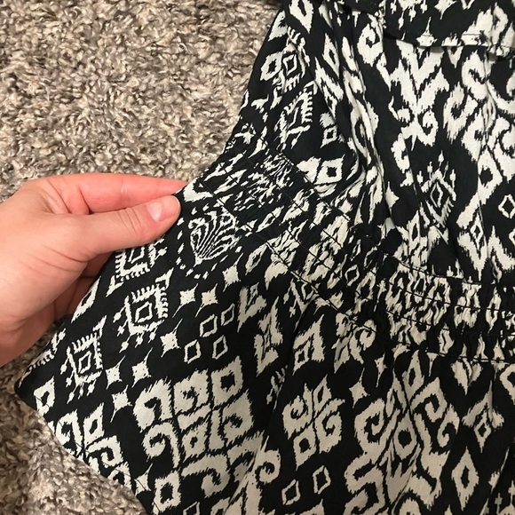 Old Navy Black and White Ikat Peplum Off the Shoulder Blouse Size Medium - Picture 5 of 6